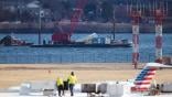 Crane hauling aircraft wreckage out of Potomac River